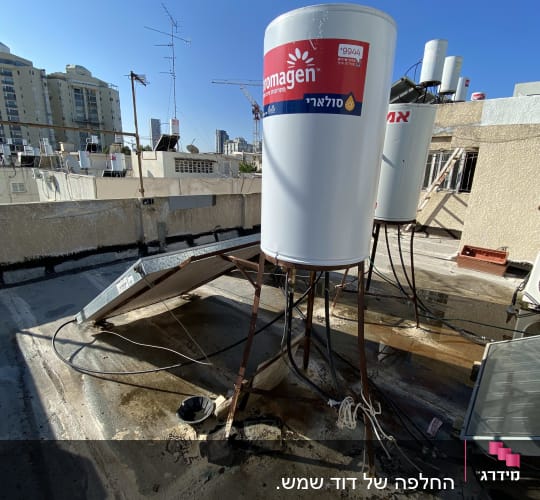 דוד שמש על גג עם קולטים וצנרת